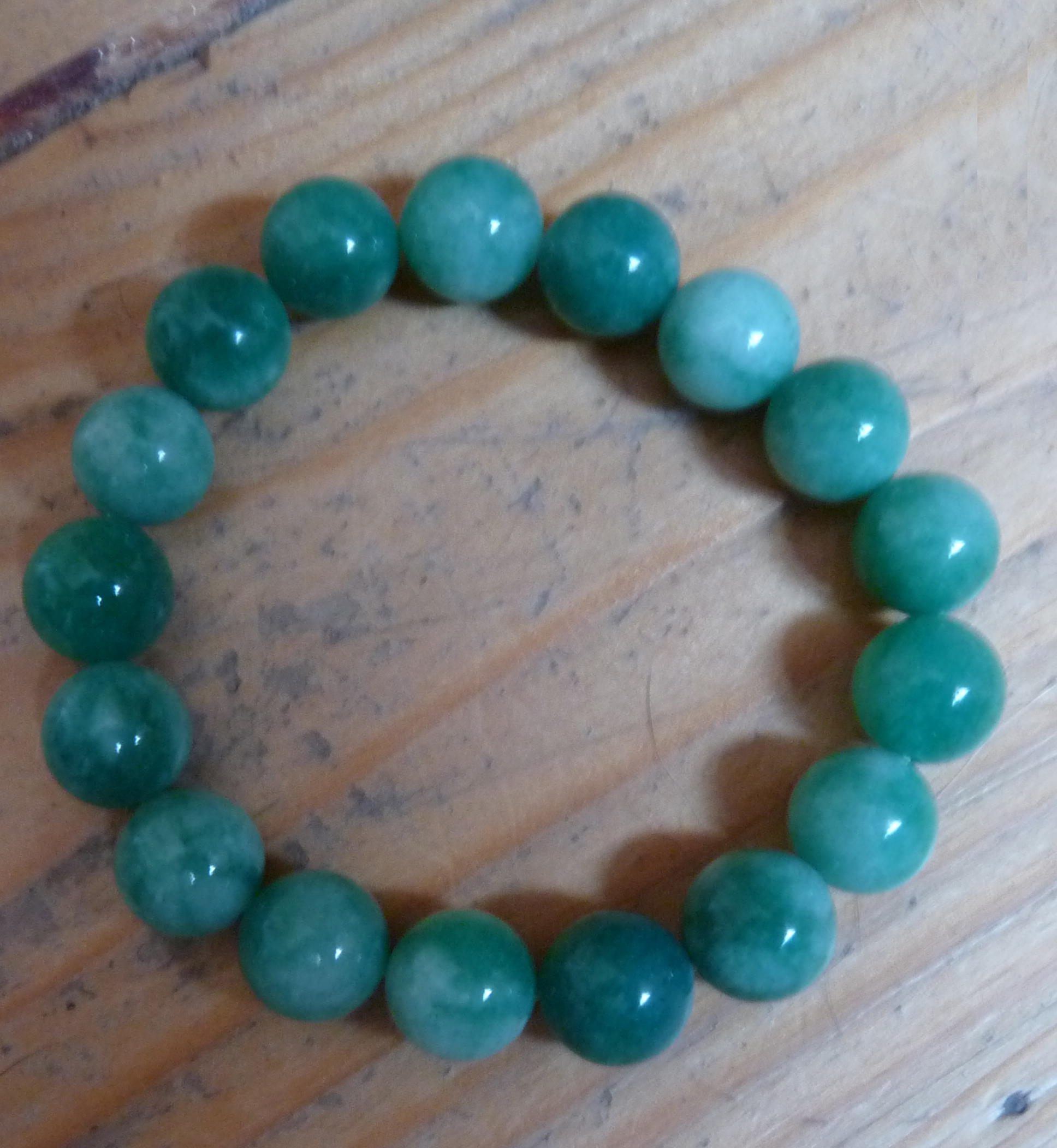 NÁRAMEK -ZELENÝ JADEIT 10mm.