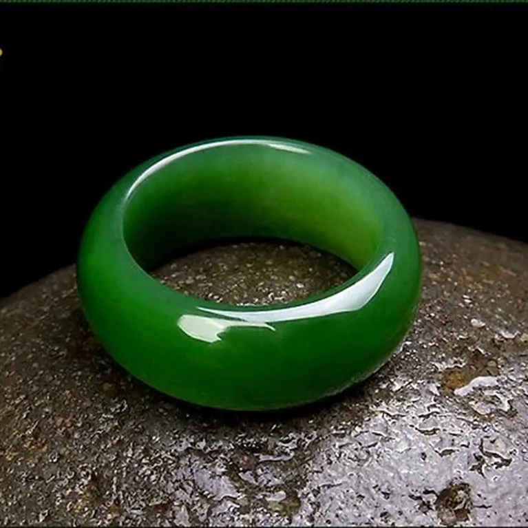 PRSTEN - KRÁSNÝ MALAYSKÝ JADEIT