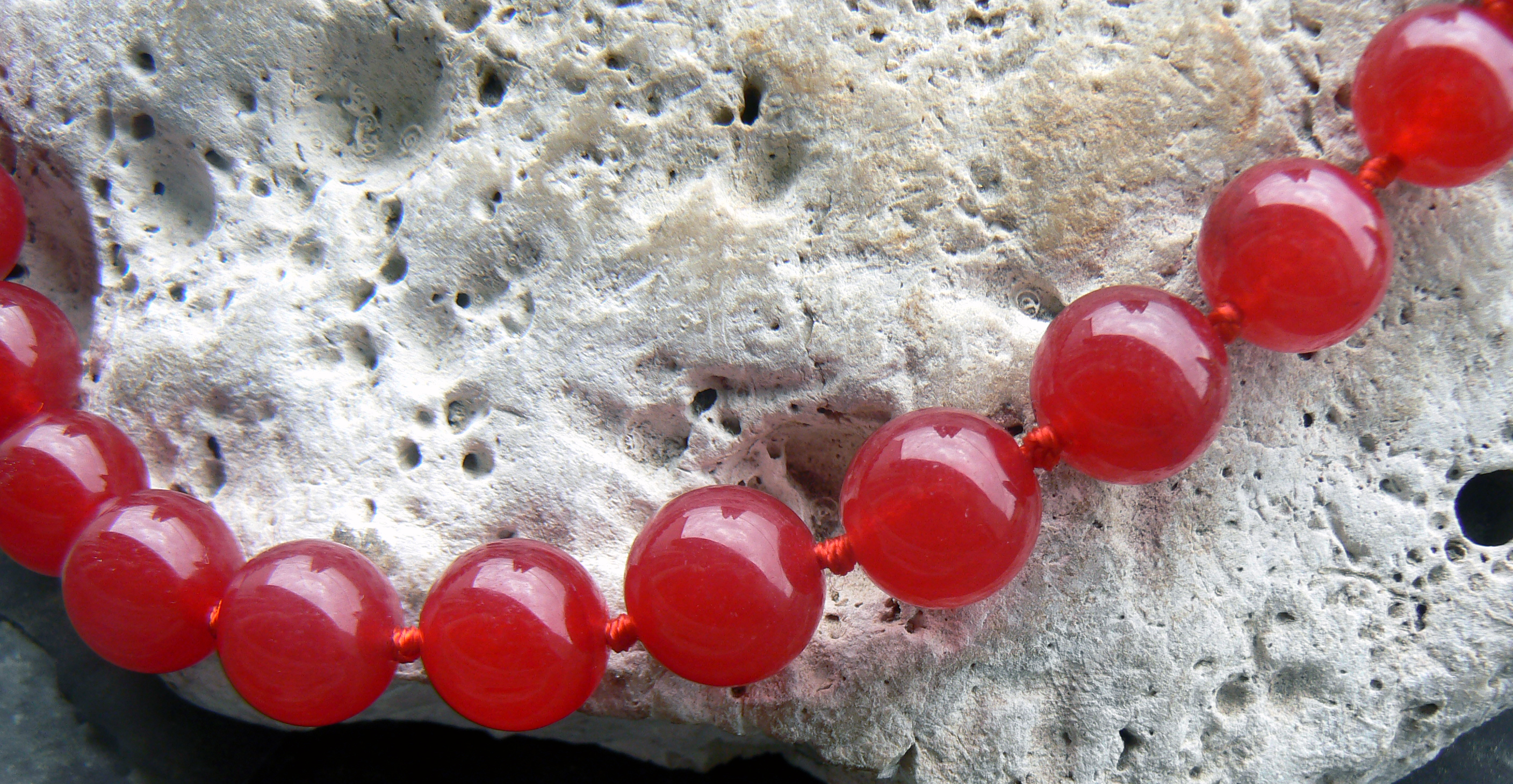 PŘEKRÁSNÝ ŠPERK - RUBÍNOVÁ BARVA