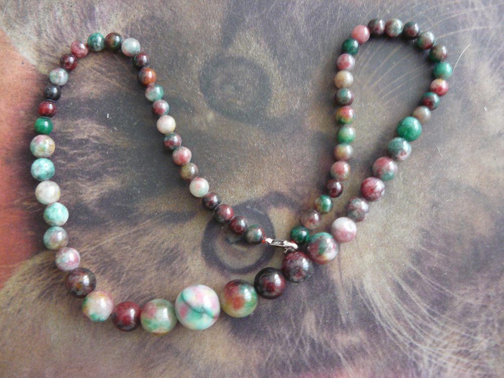 NÁHRDELNÍK MULTICOLOR ODSTUPŇOVANÝ