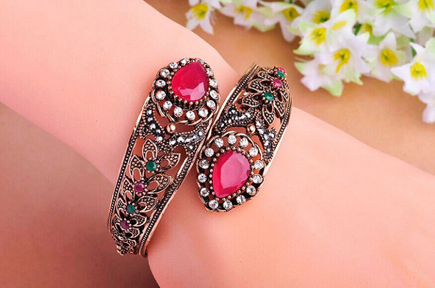 PŘEKRÁSNÝ VYKLÁDANÝ NÁRAMEK ČERVENÉ KAMENY