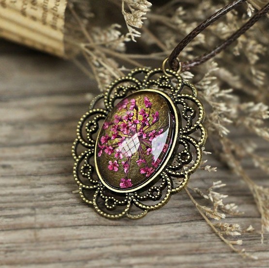 „Vintage“ Bronzový NÁHRDELNÍK KVĚTINA