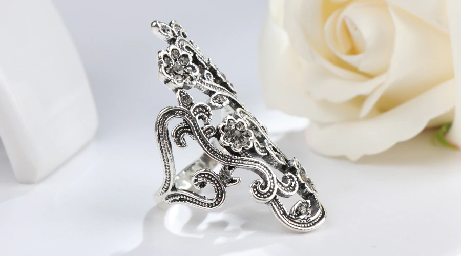 PRSTEN VYKLADANY JEMNÉ KVĚTY