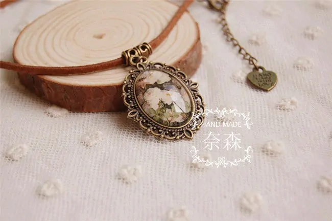 „Vintage“ Bronzový NÁHRDELNÍK KVĚTINA