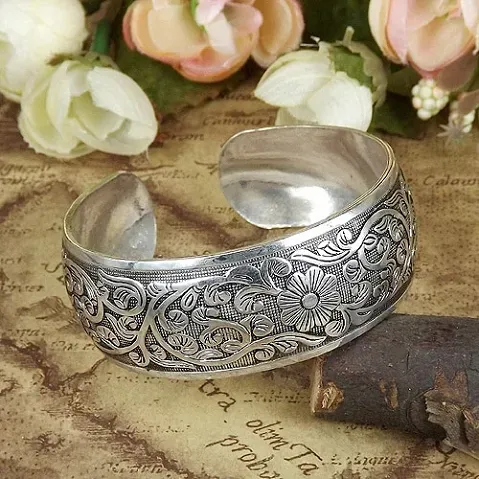 TIBET NÁRAMEK KVĚTINY V ZAHRADĚ