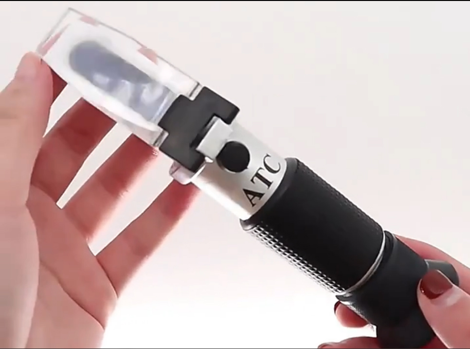 Přenosný ruční cukerný a solný REFRAKTOMETR