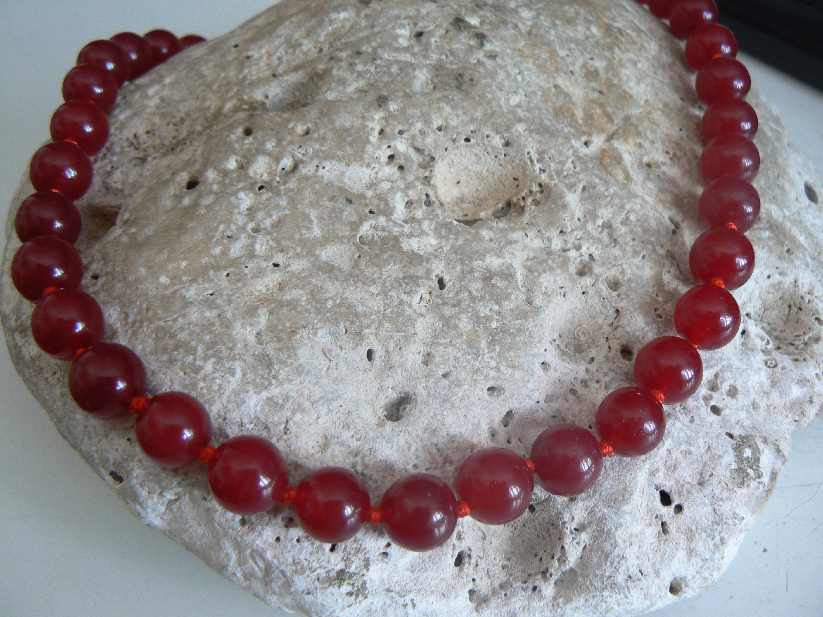 NÁHRDELNÍK-RUBÍNOVÁ BARVA-10mm