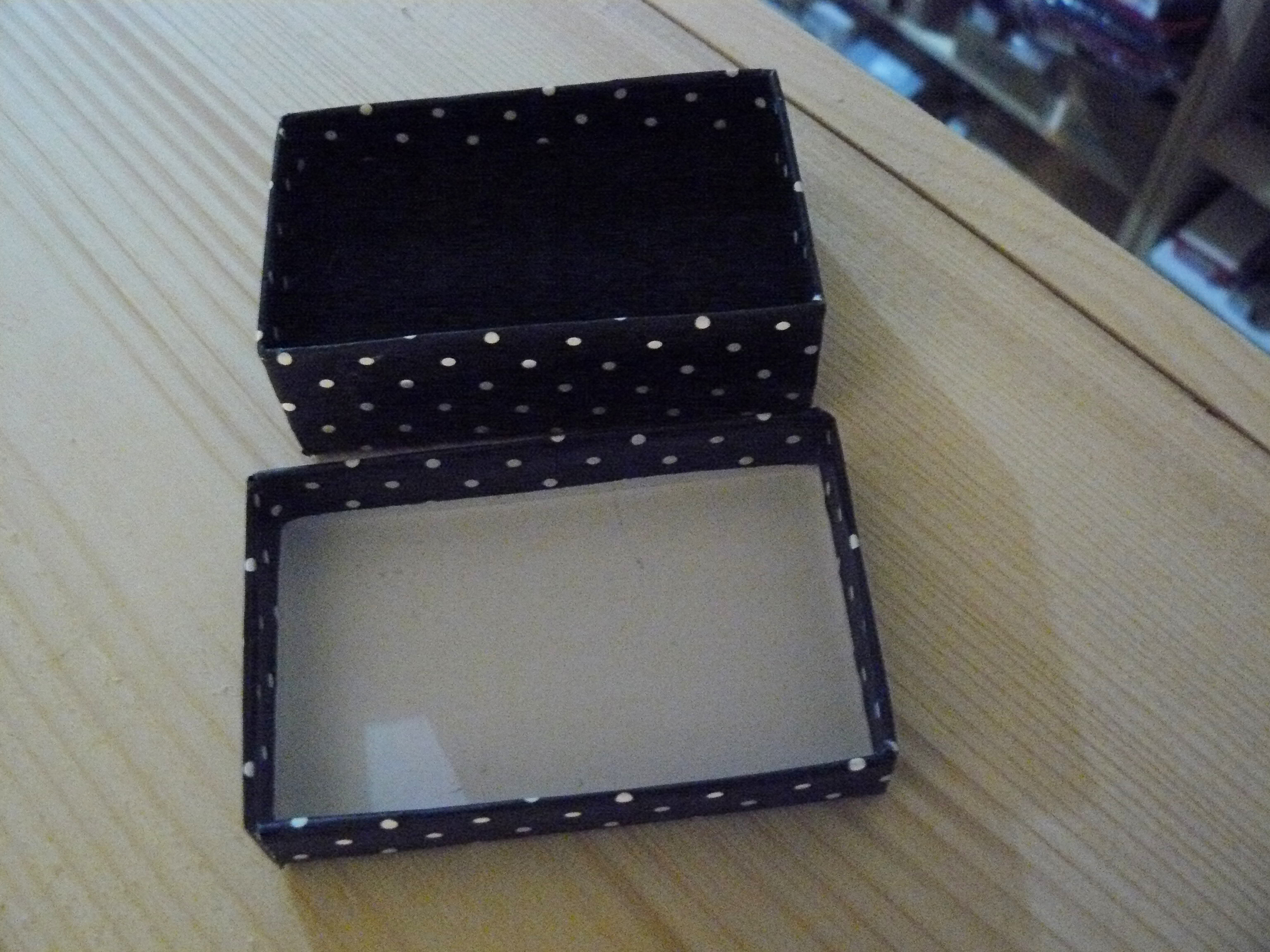 KRÁSNÁ KRABIČKA NA NÁUŠNICE za MNÁKUPKU