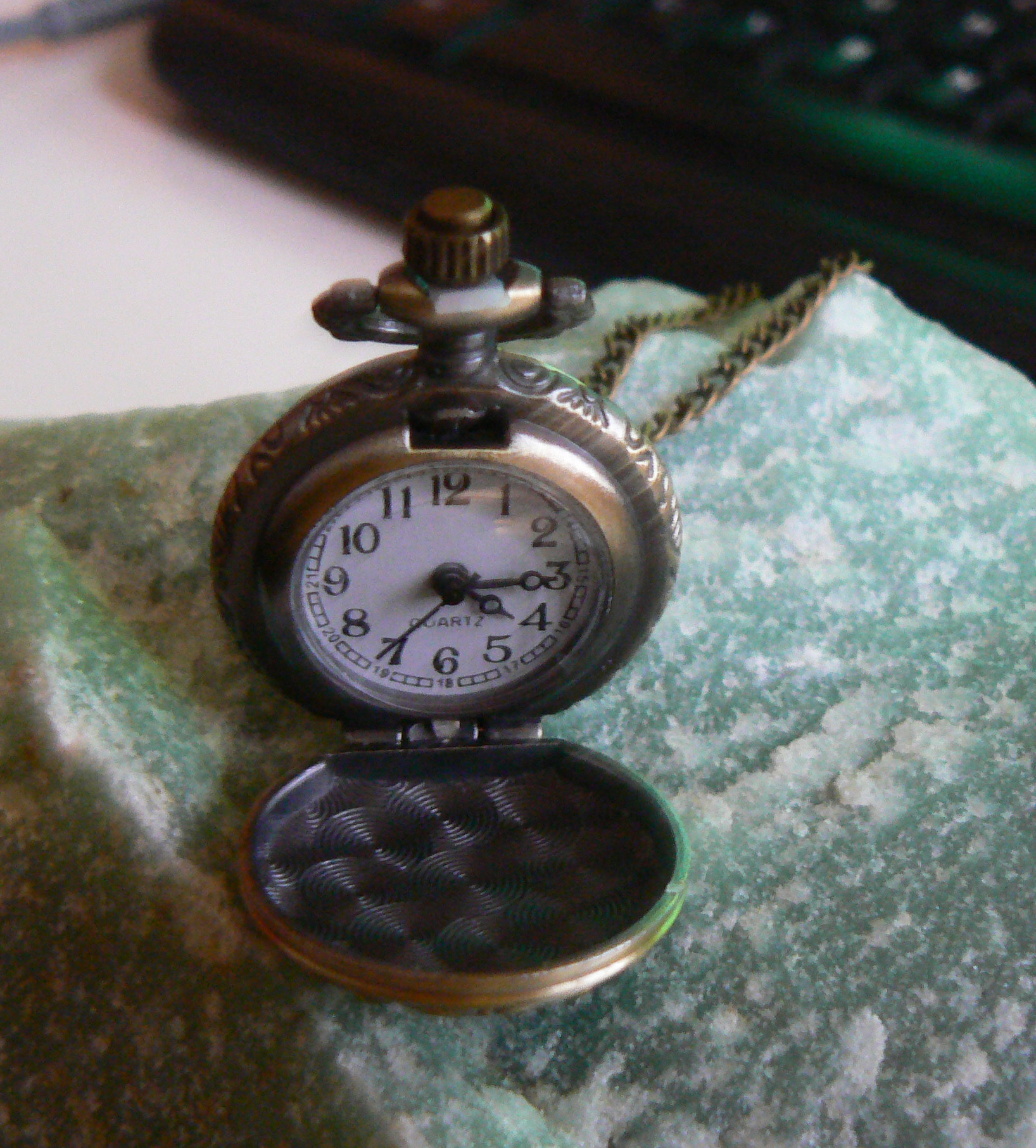 UNIKÁTNÍ HODINKY-NÁHRDELNÍK s MOTÝLY