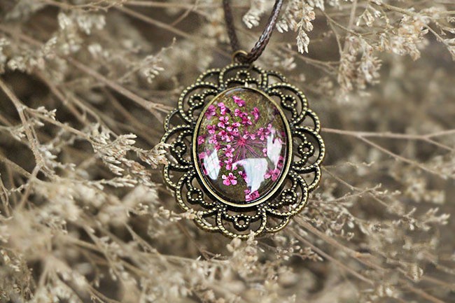 „Vintage“ Bronzový NÁHRDELNÍK KVĚTINA