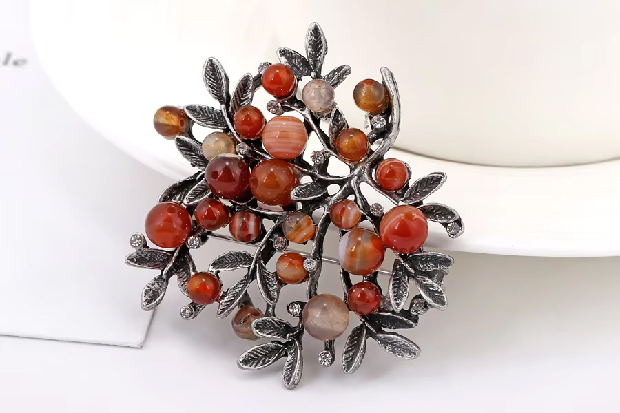 NÁDHERNÁ BROŽ LÍSTEK VYKLÁDANÝ