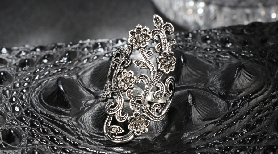 PRSTEN VYKLADANY JEMNÉ KVĚTY