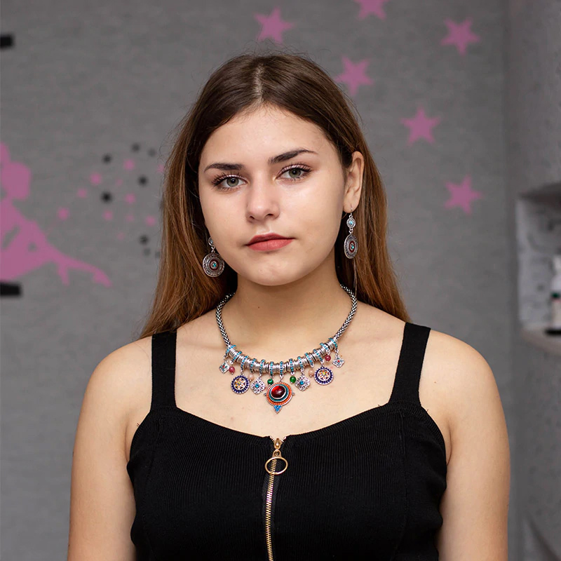 VINTAGE STYL BAREVNÝ NÁHRDELNÍK