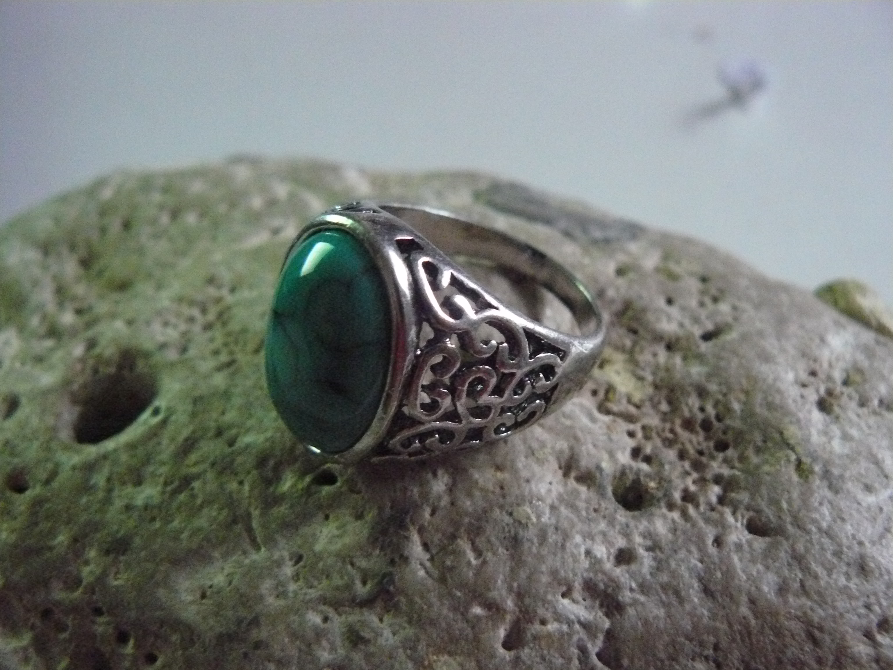 KRÁSNÝ TIBETSKÝ VYKLÁDANÝ PRSTEN