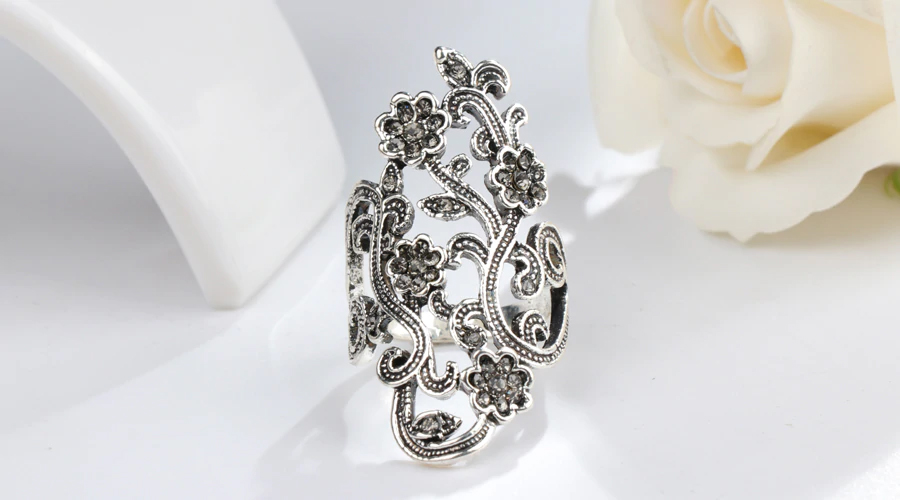 PRSTEN VYKLADANY JEMNÉ KVĚTY