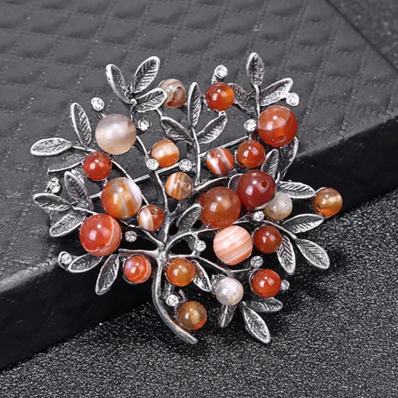 NÁDHERNÁ BROŽ LÍSTEK VYKLÁDANÝ