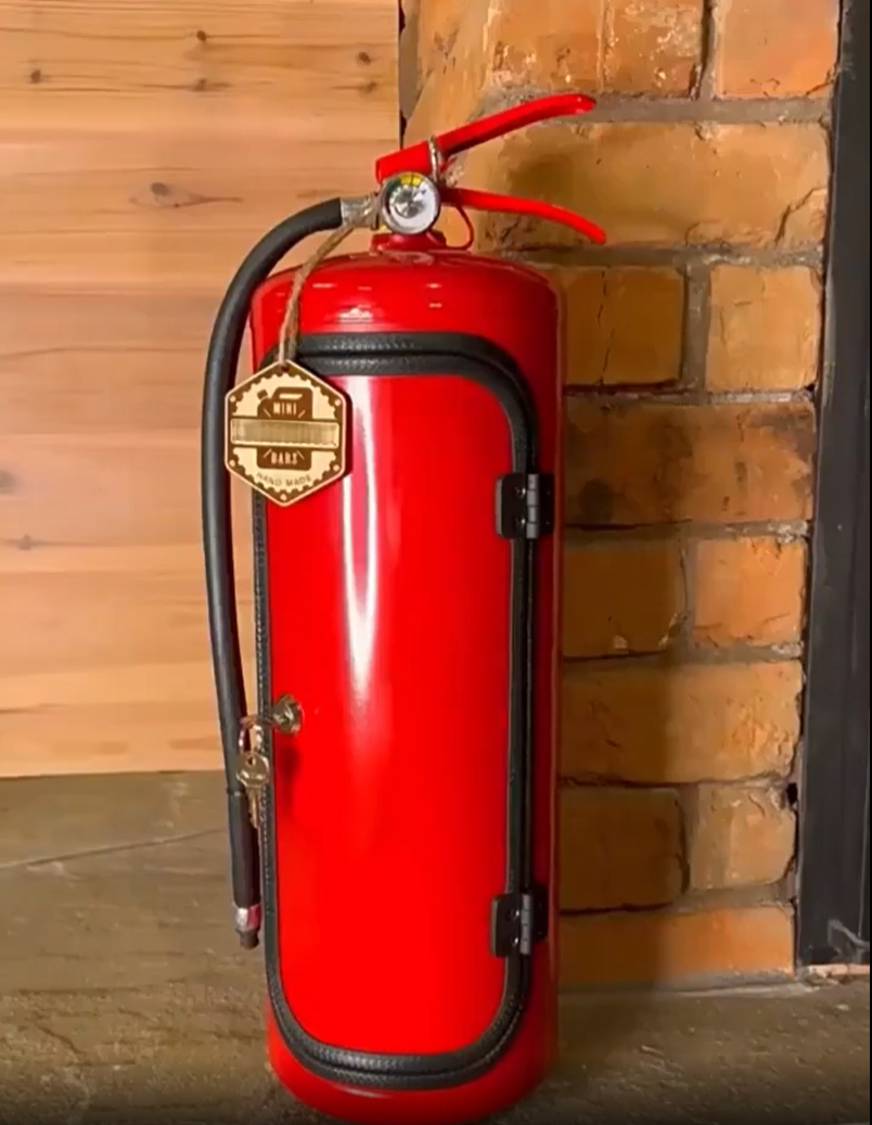 DRŽÁK na LÁHEV ve tvaru HASICÍHO PŘÍSTROJE pro uhašení žízně