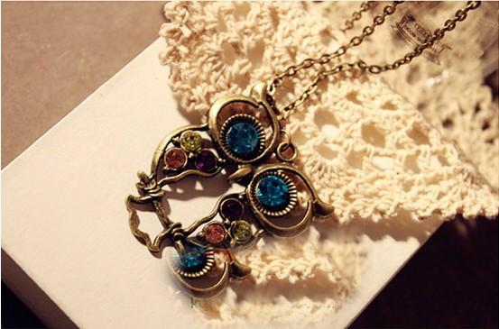 NÁHRDELNÍK SOVIČKA S KAMENY