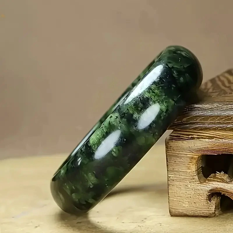 NÁRAMEK ze zeleného NEFRITU z BARMY