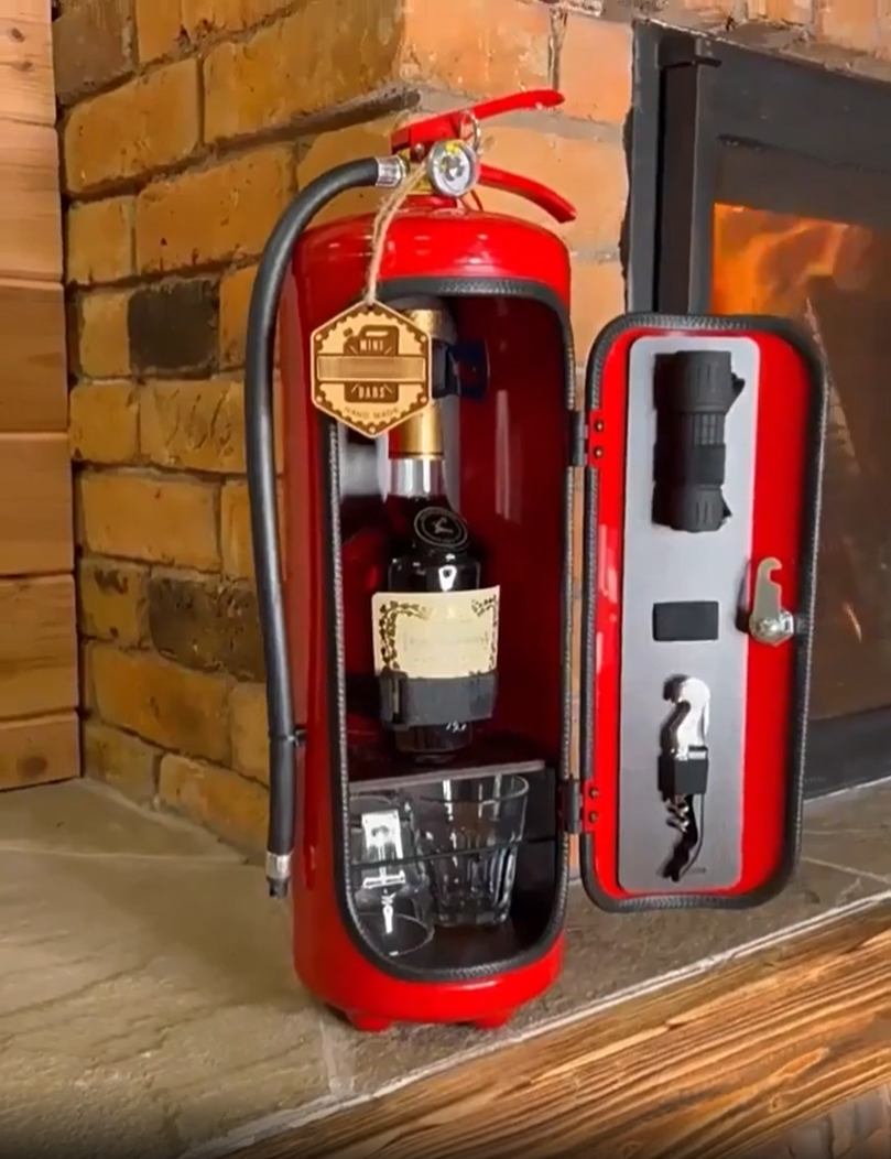 DRŽÁK na LÁHEV ve tvaru HASICÍHO PŘÍSTROJE pro uhašení žízně