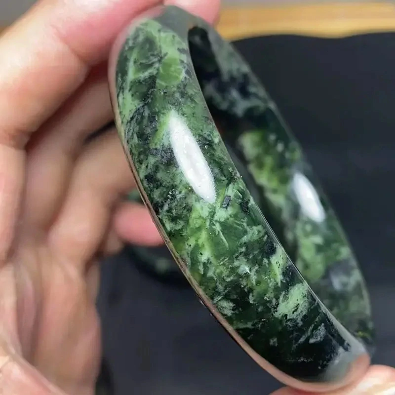 NÁRAMEK ze zeleného NEFRITU z BARMY