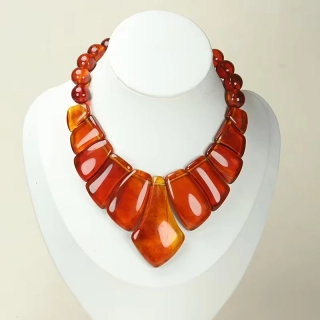 ÚCHVATNÝ NÁHRDELNÍK KAMENY BARVY JANTARU